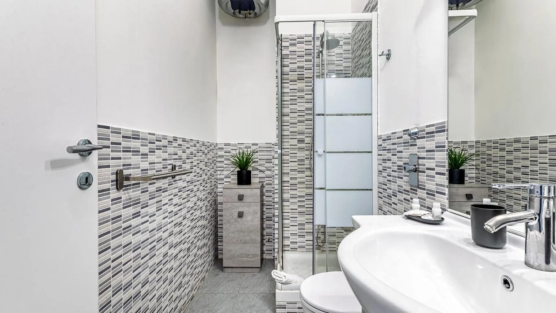 Luxury 4 Bedrooms Apartments Close To Duomo Milano 0*,  Italien